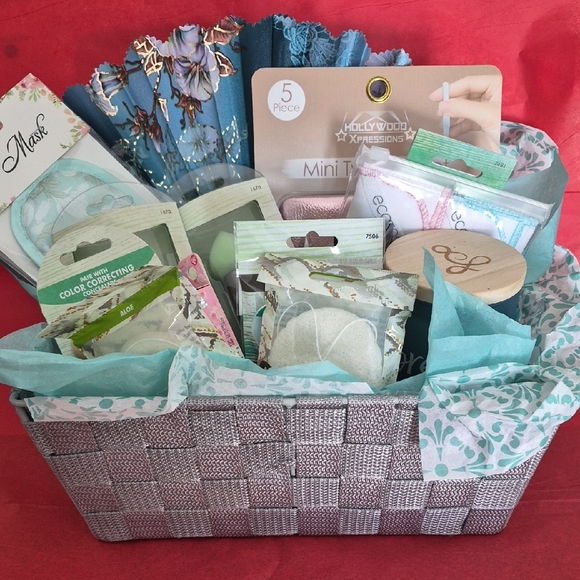ecotools Other - Gift Basket with Assorted Beauty ECOTOOL and Care Items
